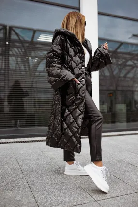 Langer Mantel in Lack-Schwarz mit weiten Ärmeln von Bastet Fashion